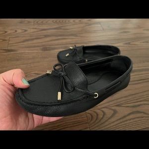 Very nice Michael Kors shoes. Size Us 7.5.